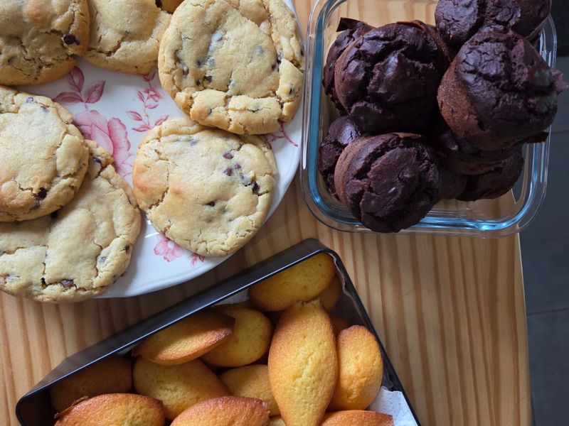 Assiette de cookies, muffins au chocolat et madeleines dorées