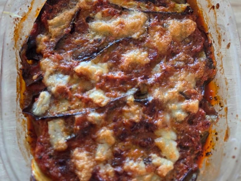 Gratin d'aubergines à la tomate et au fromage gratiné dans un plat en verre