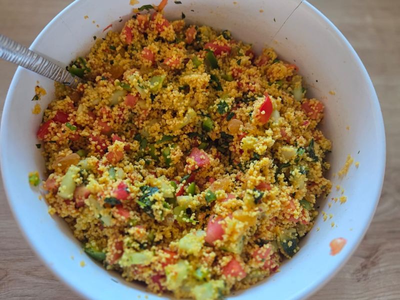 Grand saladier de taboulé aux légumes colorés