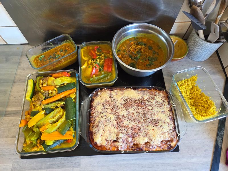 Plaque de légumes rôtis, lasagnes gratinées et boîtes de plats mijotés