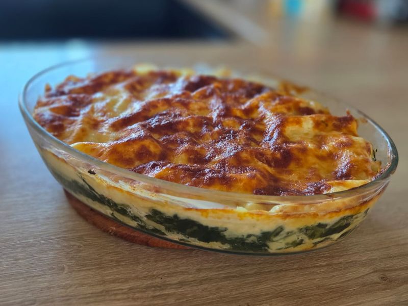 Gratin doré dans un plat en verre sur un plan de travail