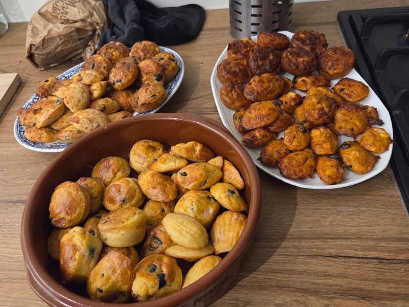 Plateaux de madeleines et bouchées salées dorées