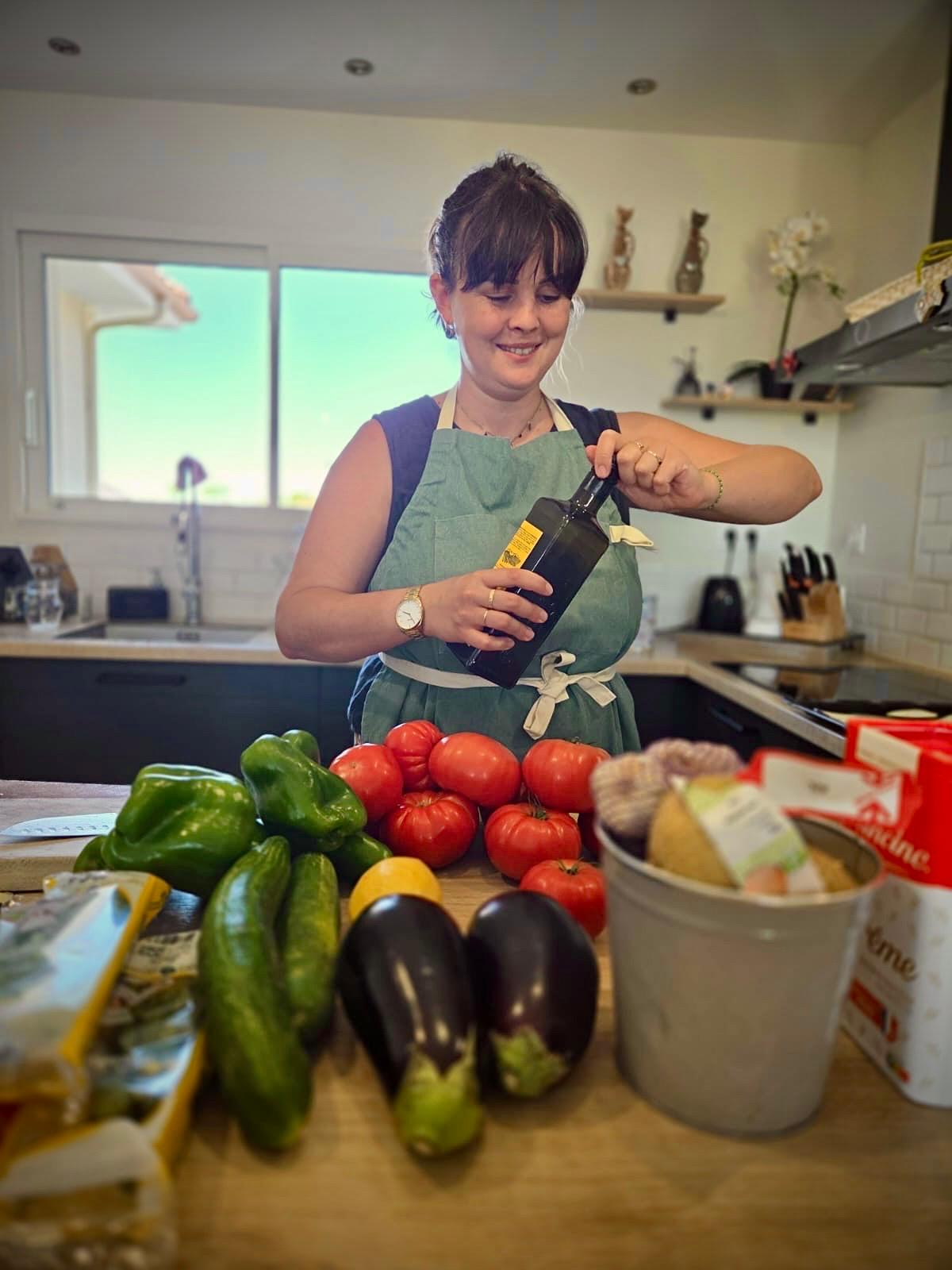 Morgane, en tablier, prépare des légumes frais dans une cuisine